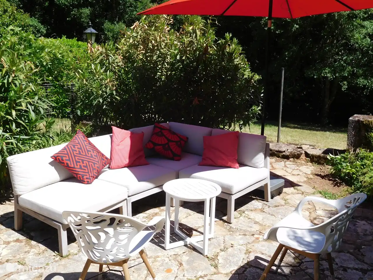 Setzen Sie sich in die Lounge-Ecke auf der Terrasse.