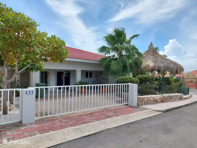Villa Shimaruku | Curaçao, Banda Abou (ouest), Fontein - villa À l'avant de la maison, il y a un grand parking pour la voiture.