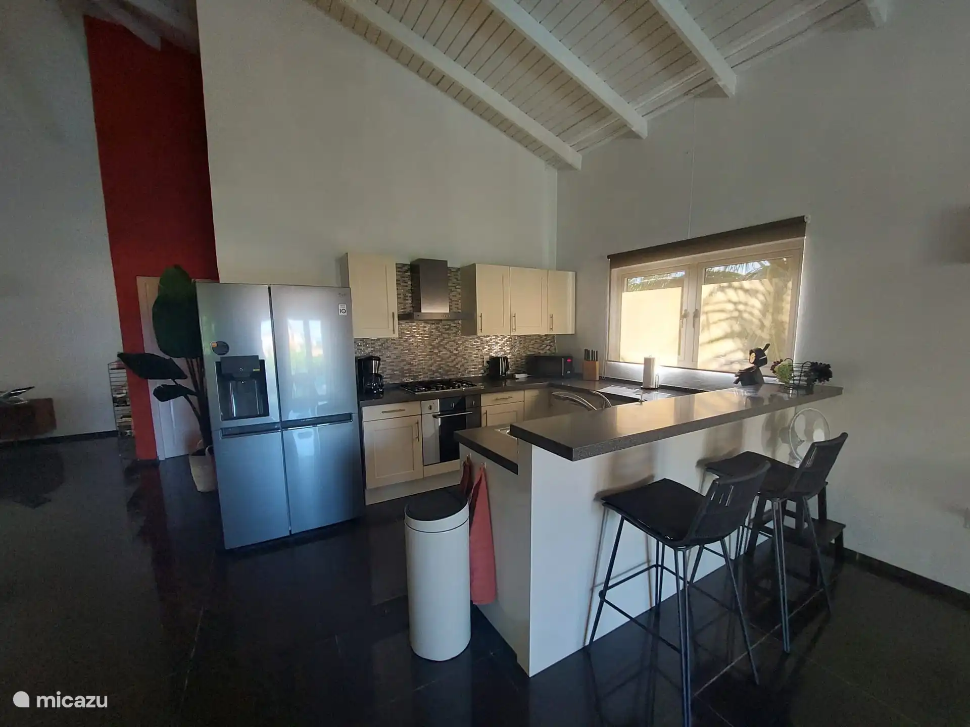 La cuisine très spacieuse avec beaucoup d’espace de rangement. Celui-ci est entièrement équipé : lave-vaisselle, four et grand double réfrigérateur/congélateur avec robinet d’eau froide et machine à glaçons. Une machine à sandwich, un Senseo et une cafetière.