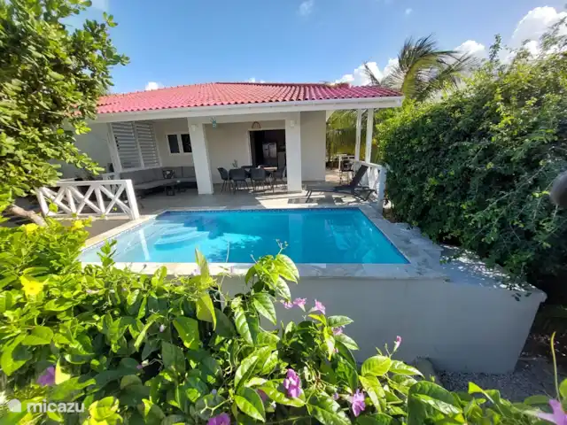 Villa Shimaruku | Curaçao, Banda Abou (ouest), Fontein - villa A l'arrière de la terrasse, vous pourrez profiter de la vue et de la belle piscine dans laquelle vous pourrez vous promener depuis la terrasse.