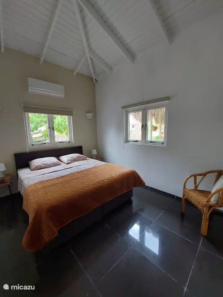 La deuxième chambre avec un sommier tapissier de 
180 x 200 avec armoire encastrée et climatisation.