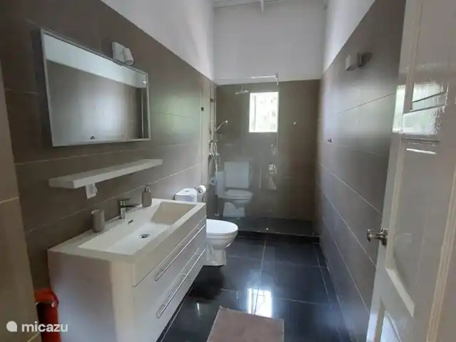 Villa Shimaruku | Curaçao, Banda Abou (ouest), Fontein - villa Salle de bain avec pare-douche et douche pluie