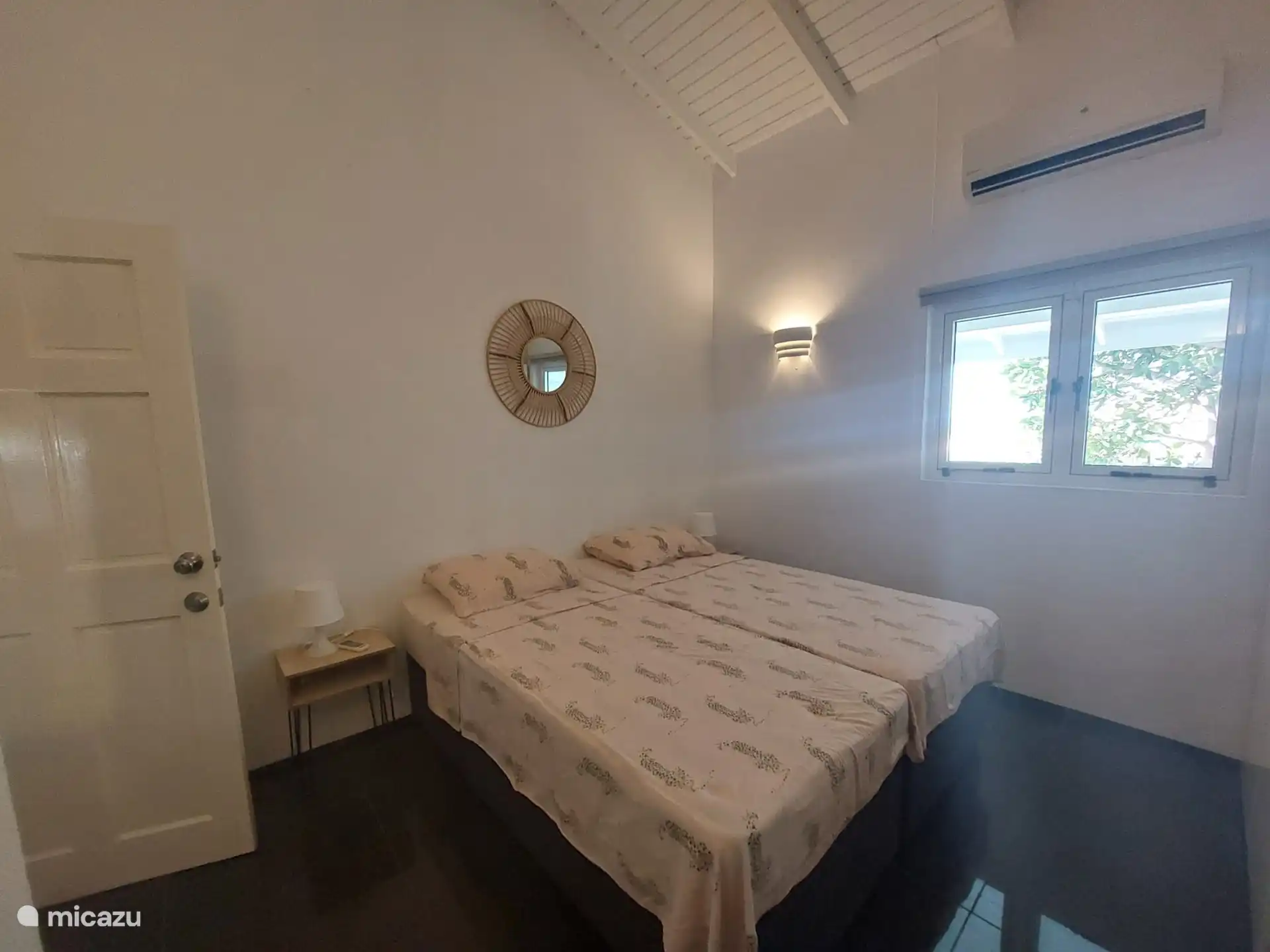 La troisième chambre avec deux sommiers séparés de 90 x 200 avec armoire intégrée et climatisation.