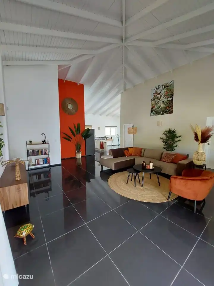 Salon spacieux et haut qui le garde agréable et frais