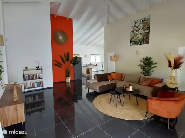 Villa Shimaruku | Curaçao, Banda Abou (ouest), Fontein - villa Salon spacieux et haut qui le garde agréable et frais