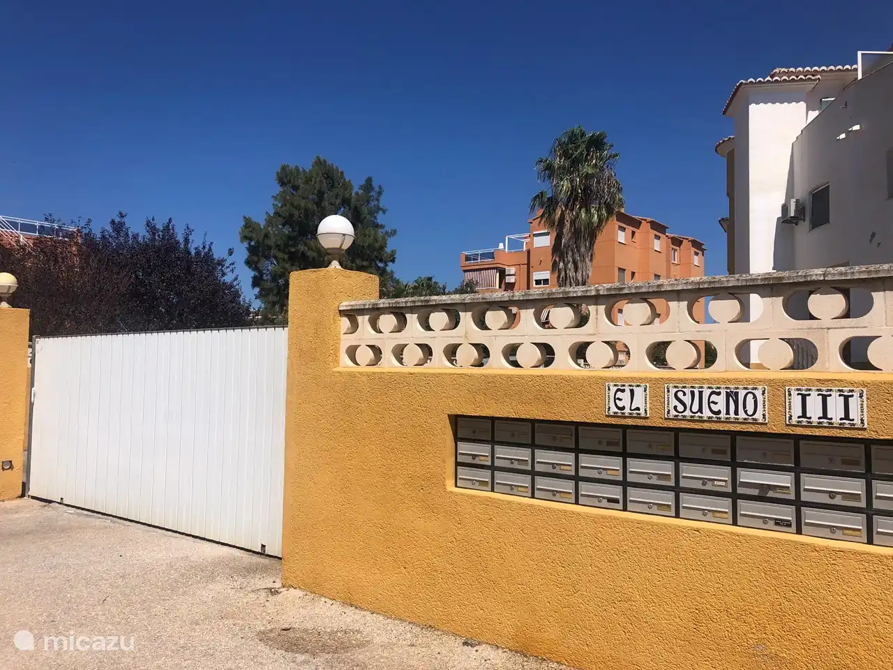 das Einfahrtstor für das Auto. Das Parken auf dem Gelände ist kostenlos.
