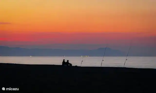 Fischer an unserem breiten Strand.