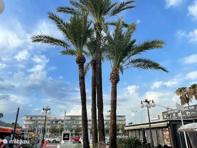 Casita de Dénia au bord de la mer! | Espagne, Costa Blanca, Dénia - appartement Las Brisas, le centre commercial au coin de la rue, à la plage. (pharmacie, petit supermarché avec boulangerie, trucs de plage, guichet automatique, cafés et restaurants).
