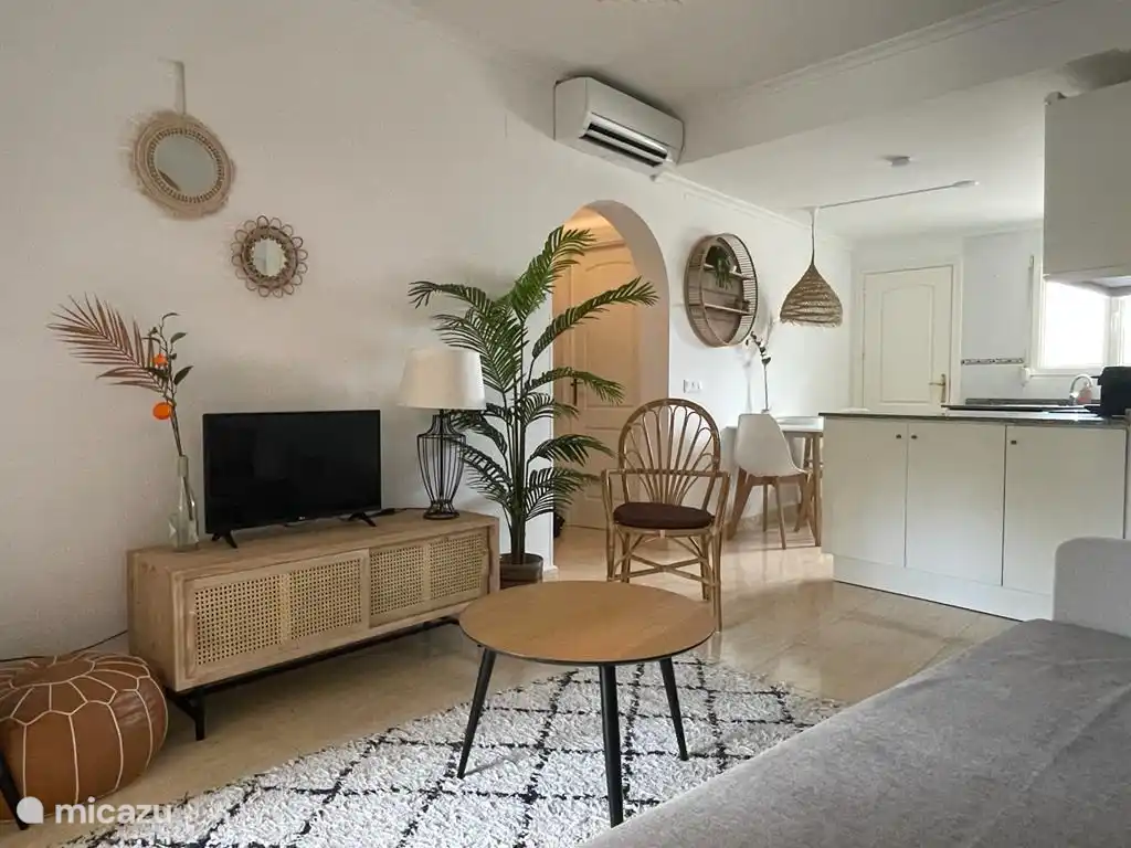 Wohnzimmer mit offener Küche