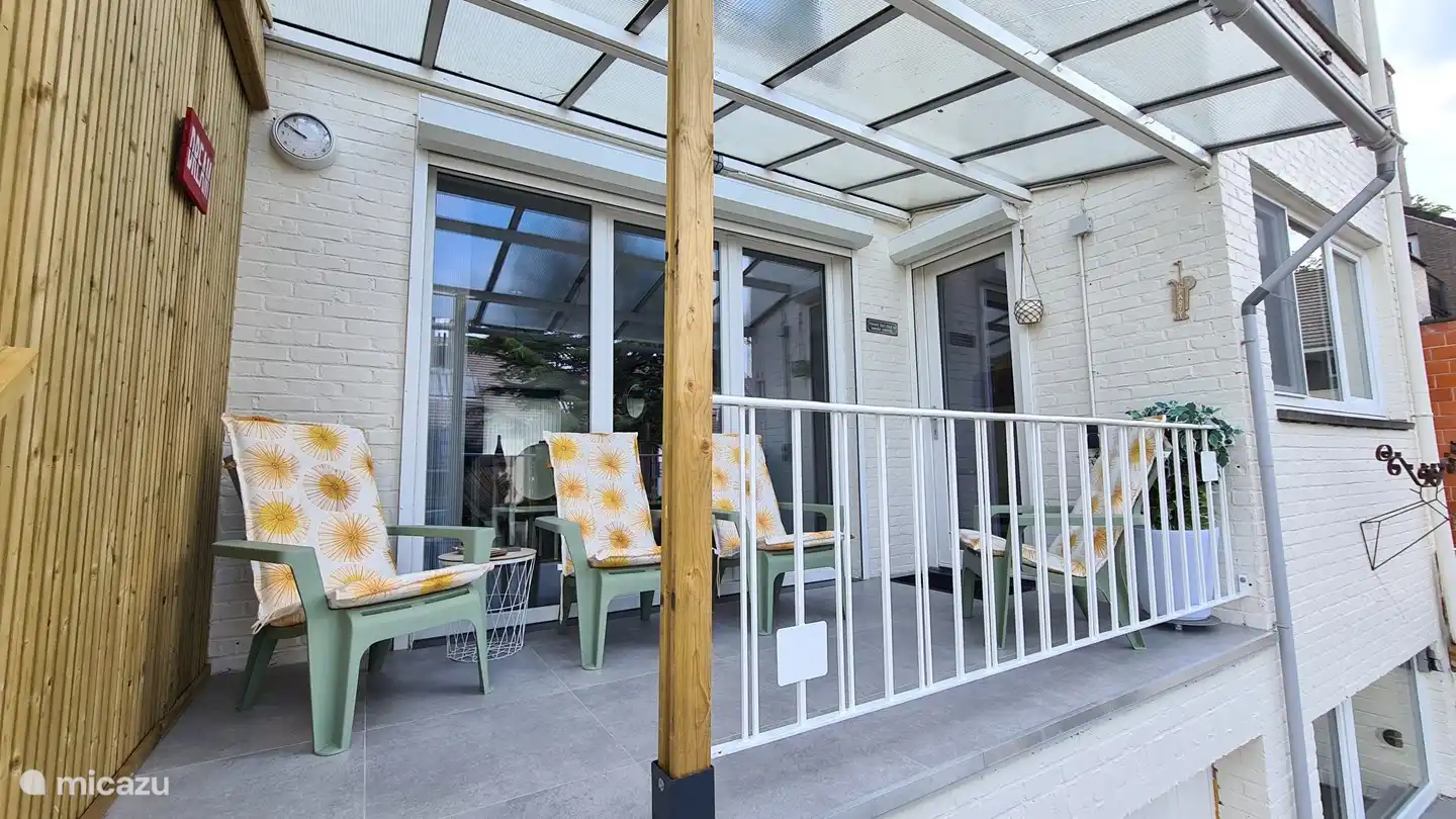 überdachte Terrasse auf der Rückseite