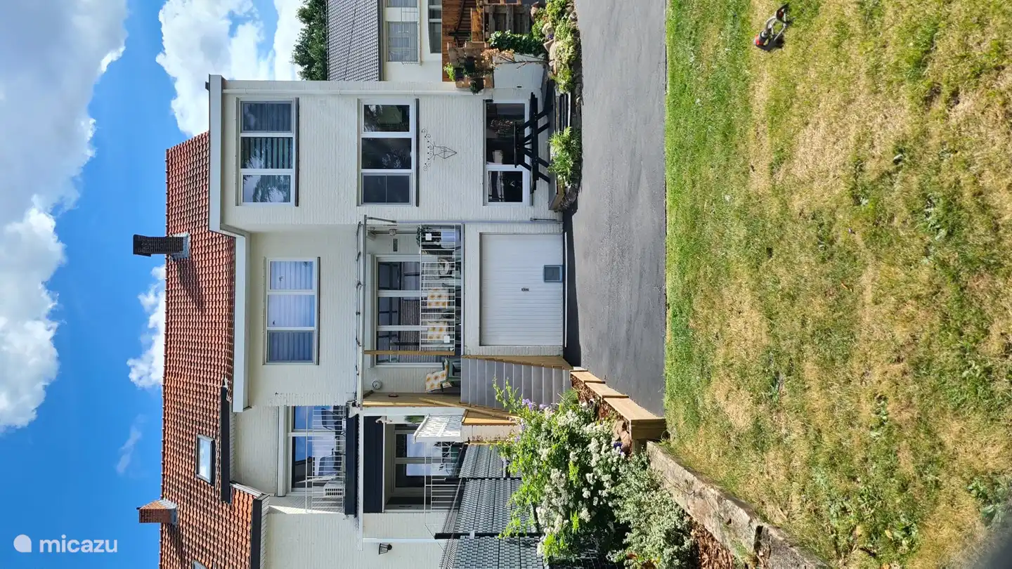 Hausrückseite und Garten (komplett eingezäunt)