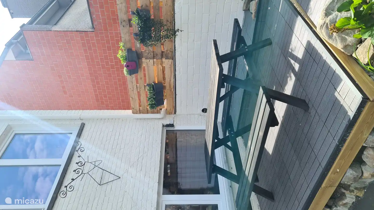 Terrasse mit Picknickbank