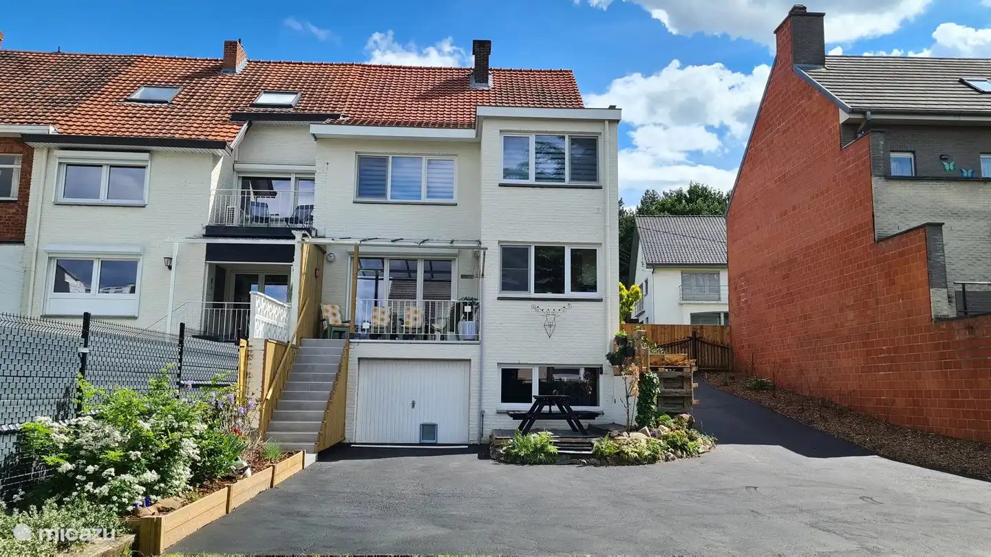 Blick auf den Garten und die Umgebung