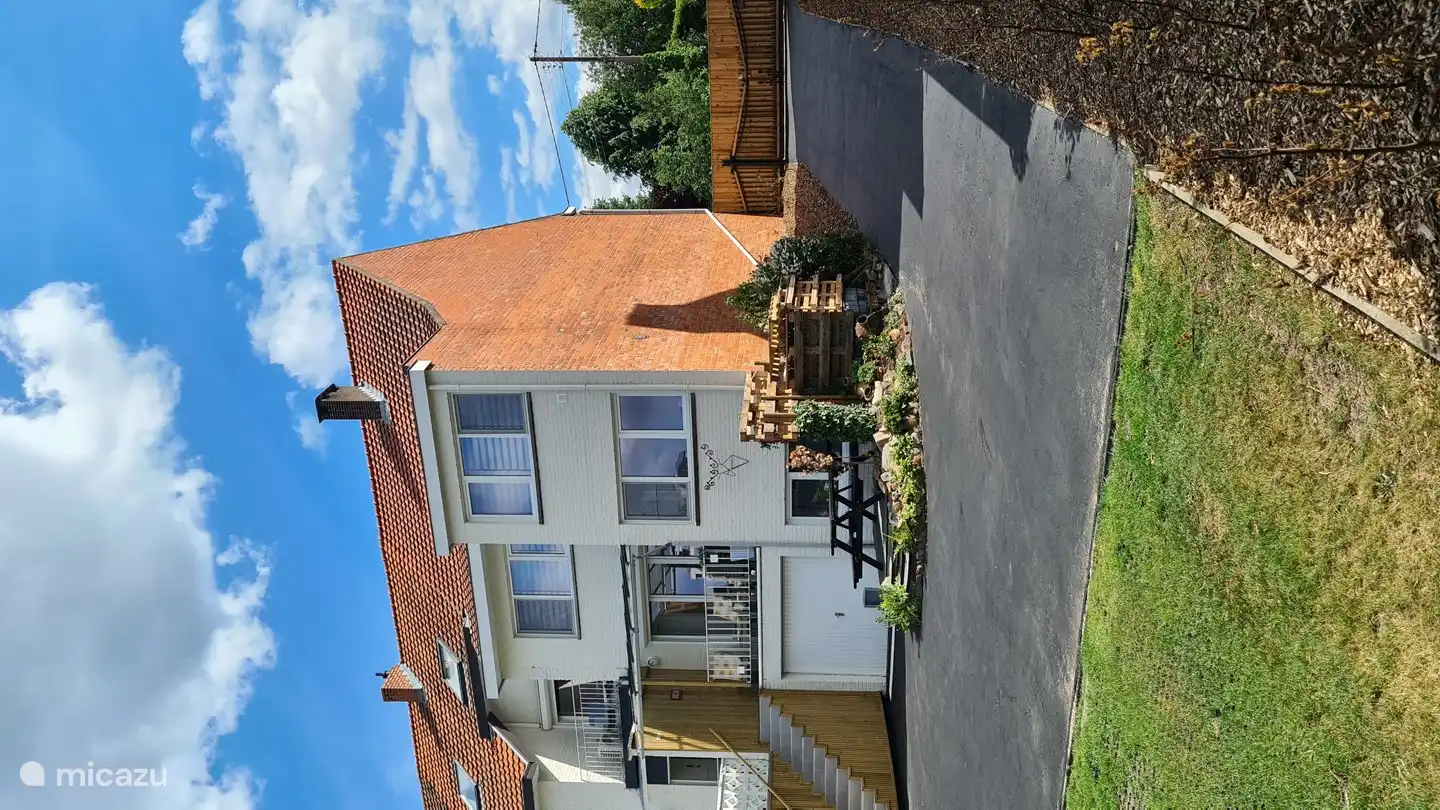 Blick auf den umzäunten Garten