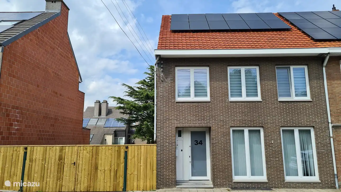 vorne (komplett eingezäunt)