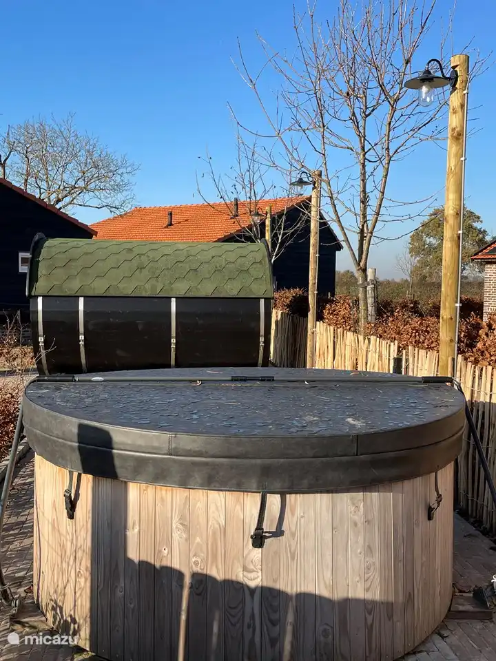 Whirlpool und Fasssauna (separat buchbar)