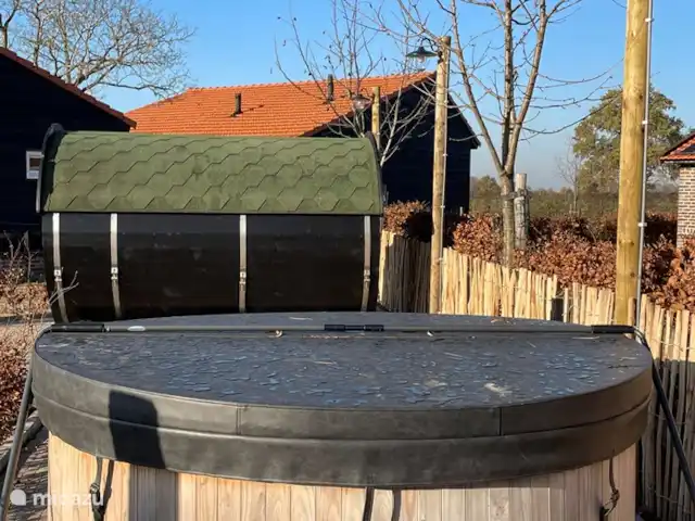 Huisje Met de kippen Op Stok/Sierkip huren in Nederland, Limburg, Baexem - vakantiehuis Hottub en Barrelsauna (apart bij te boeken)