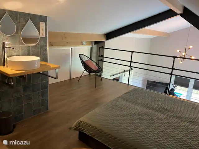 Huisje Met de kippen Op Stok/Sierkip huren in Nederland, Limburg, Baexem - vakantiehuis Vide, met 2 bedden. Deze kun je makkelijk verschuiven tot 1 bed.