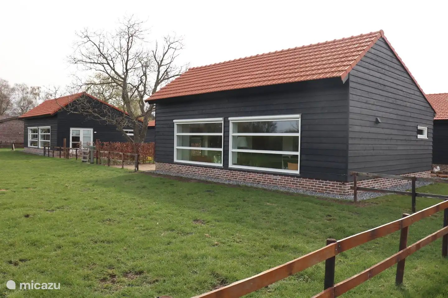 Ferienhaus in ruhiger Lage, auf der Wiese. Hier laufen die Kühe an Ihrem Fenster vorbei und morgens bekommen Sie ein frisches Ei von unseren Hühnern.