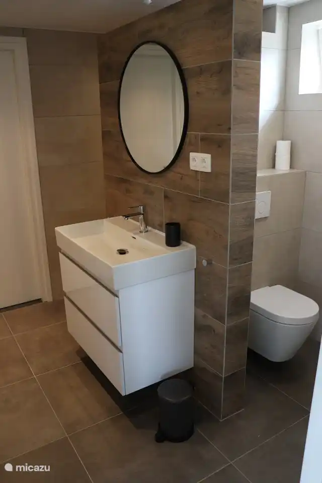 Das Bad. Mit Toilette und Regendusche.