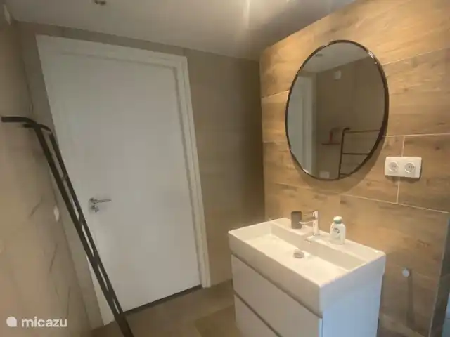 Huisje Met de kippen Op Stok/Sierkip huren in Nederland, Limburg, Baexem - vakantiehuis Badkamer