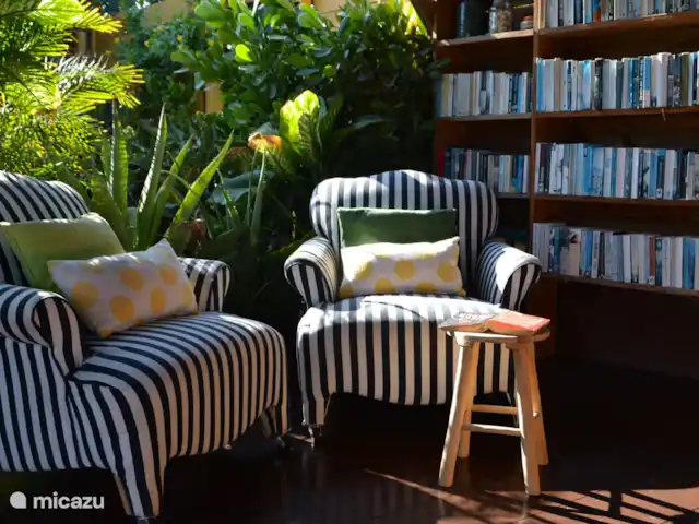 Flamingo View Lodge Alojamientos en Jan Kok en Curazao, Bandabou (oeste), Sint Willibrordus - studio Hay una pequeña biblioteca en el jardín, con libros y revistas internacionales.