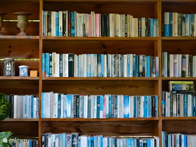 Flamingo View Lodge Alojamientos en Jan Kok en Curazao, Bandabou (oeste), Sint Willibrordus - studio Hay una pequeña biblioteca en el jardín, con libros y revistas internacionales.