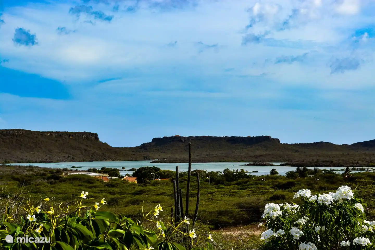 Blick von der Veranda auf die Salzpfannen von Jan Kok.