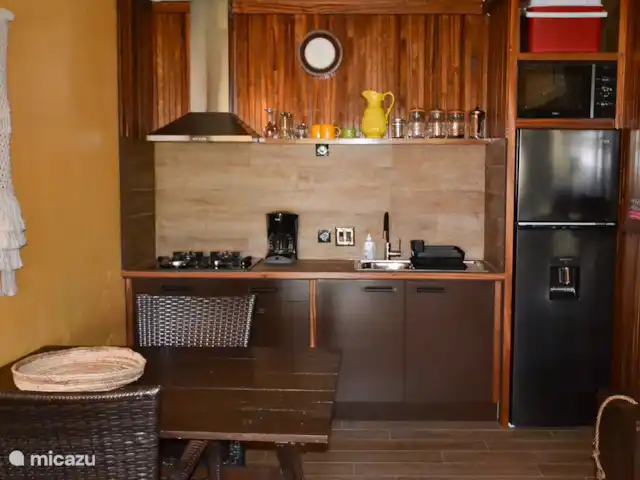 Flamingo View Lodge Alojamientos en Jan Kok en Curazao, Bandabou (oeste), Sint Willibrordus - studio Cocina totalmente equipada (abierta) con vitrocerámica, campana extractora, frigorífico con congelador y grifo de agua fría, microondas, cafetera, tetera.