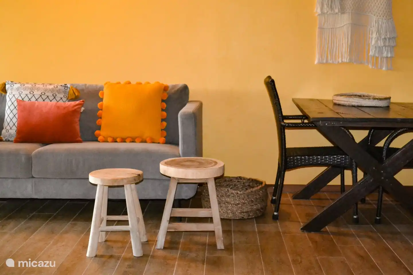 Wohnzimmer mit Lounge-Sofa, Esstisch und Internet-TV.