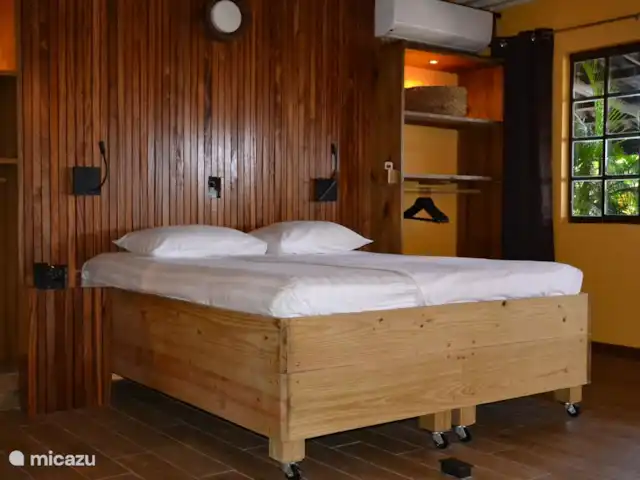 Flamingo View Lodge Alojamientos en Jan Kok en Curazao, Bandabou (oeste), Sint Willibrordus - studio Área de dormir con cama doble, amplios armarios, TV por internet y aire acondicionado que enfría todo el lodge.