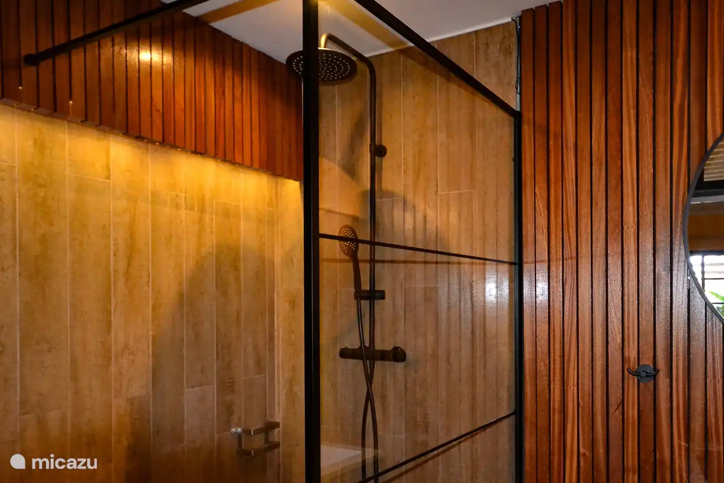 Separates Badezimmer mit Dusche, WC und Waschbecken.