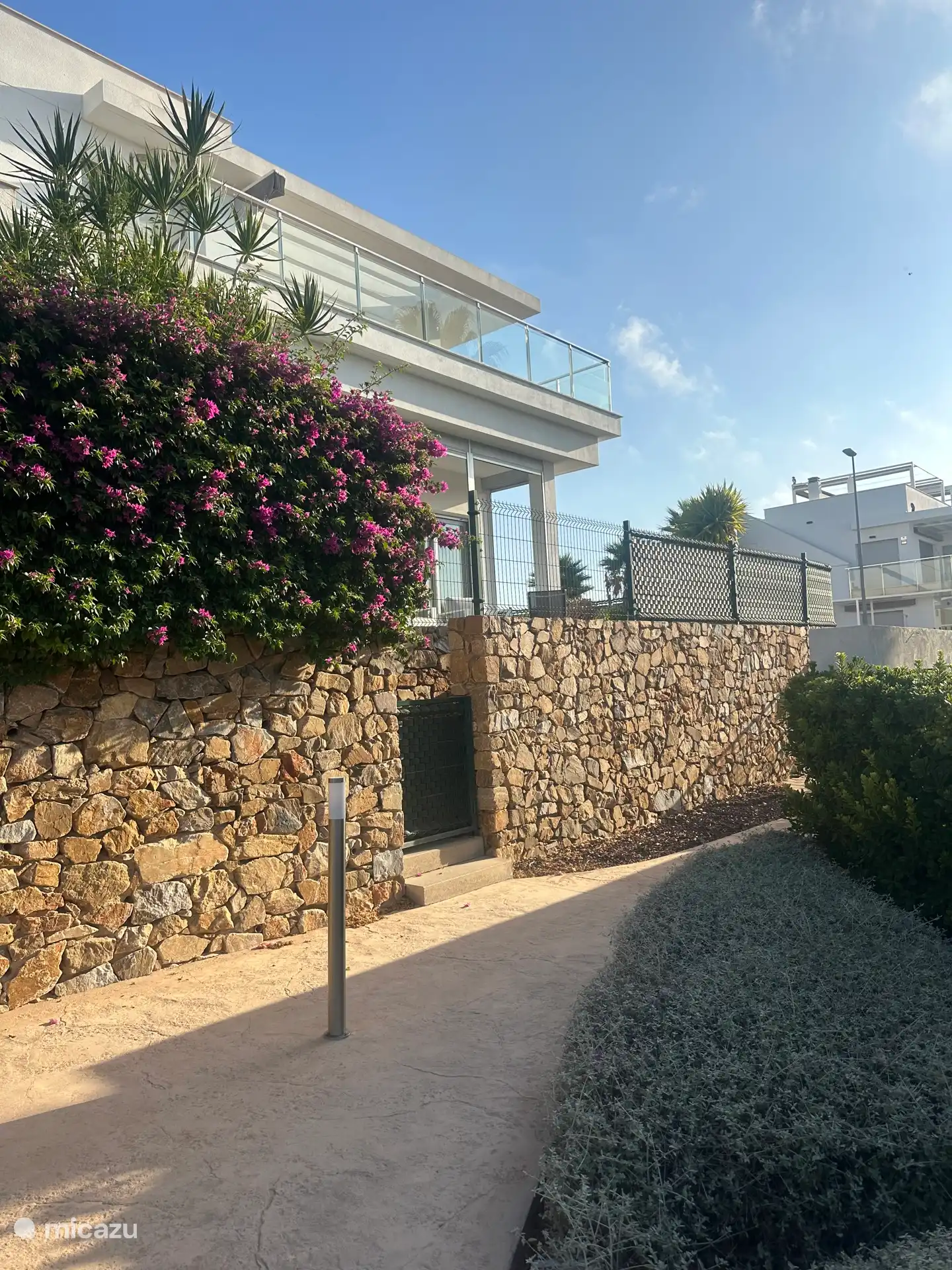 Patio trasero con entrada privada a la piscina 