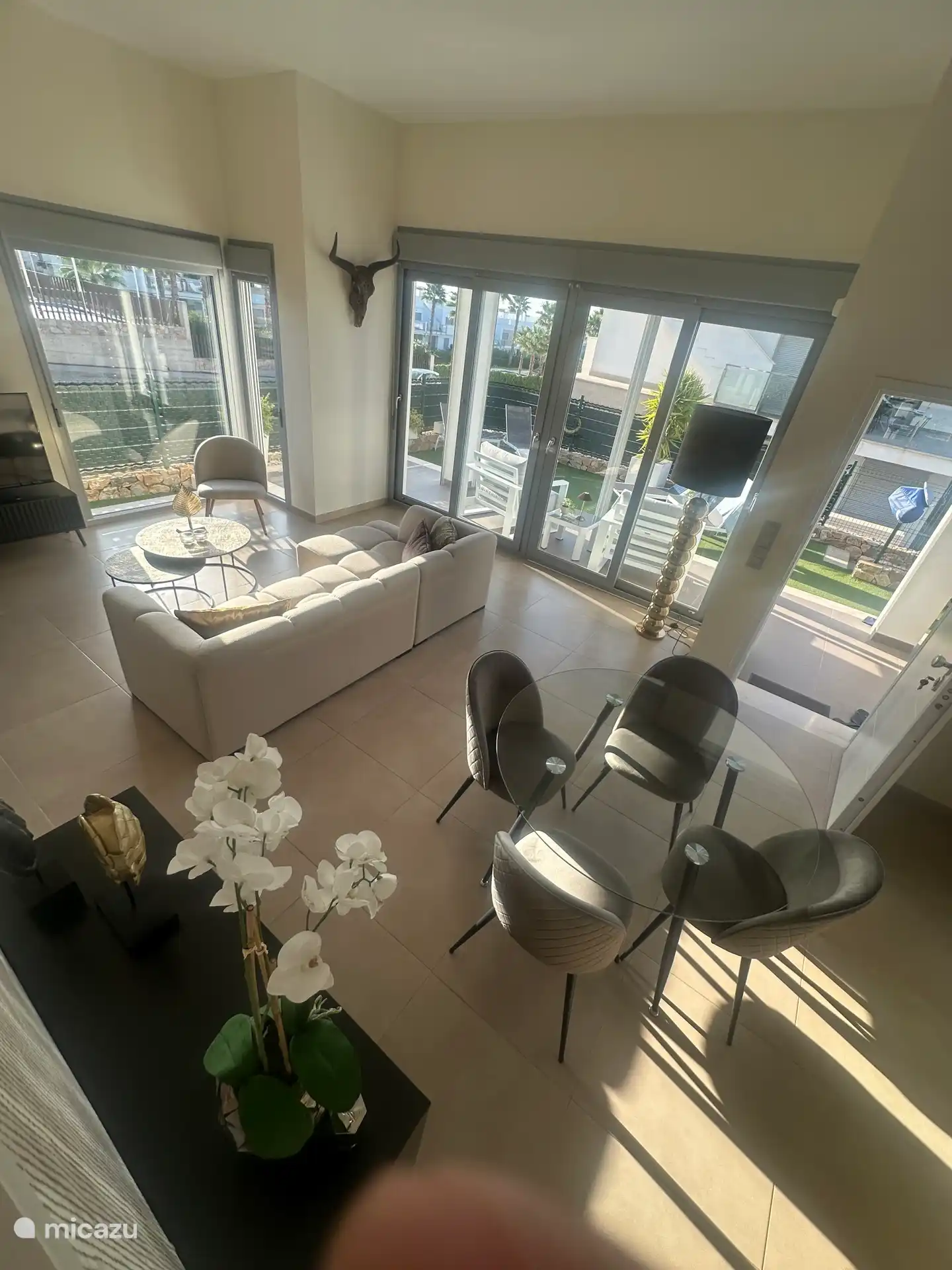 Sala de estar y comedor lujosamente amueblados 