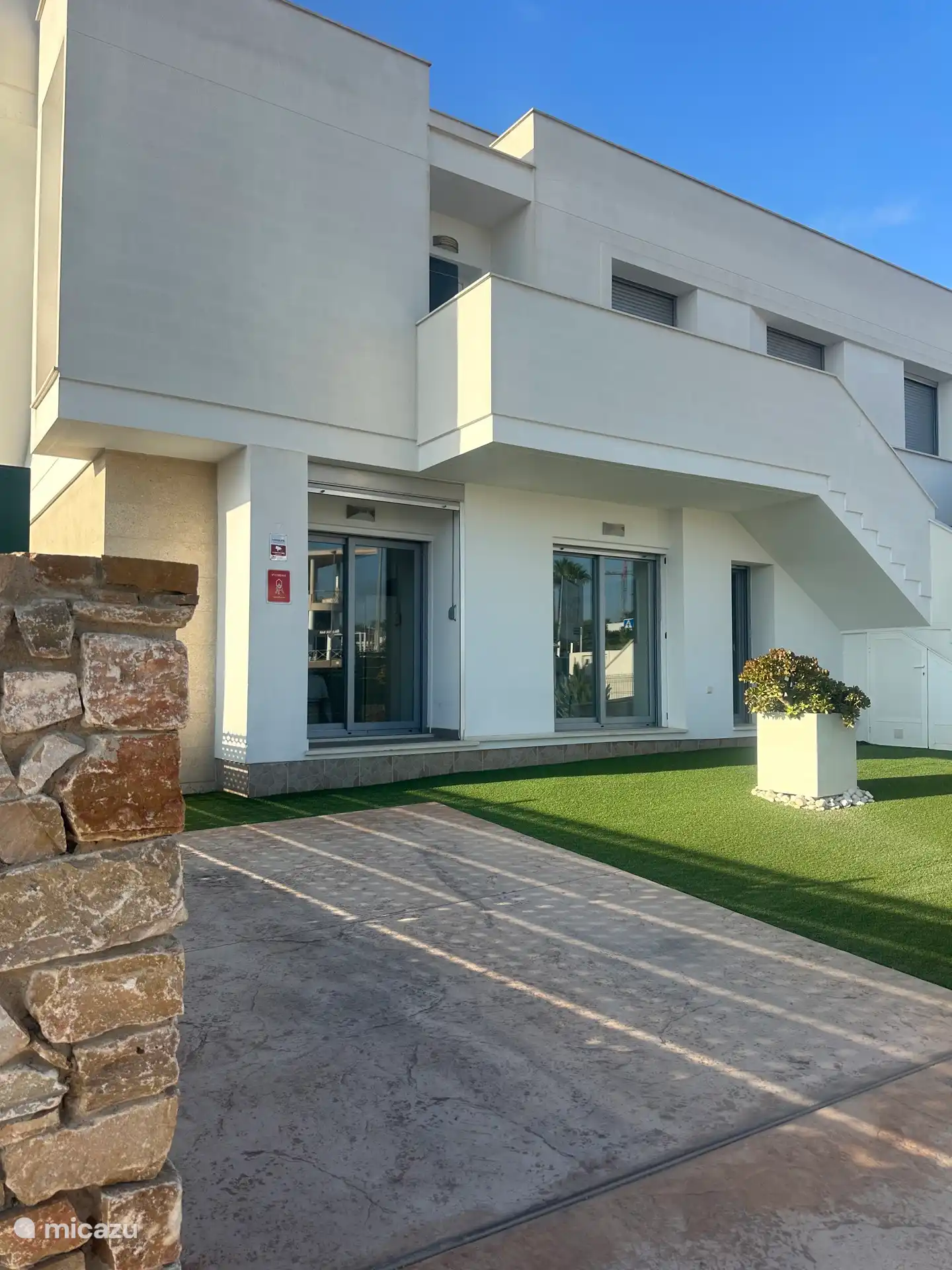 Amplio jardín delantero con entrada privada y plaza de aparcamiento 