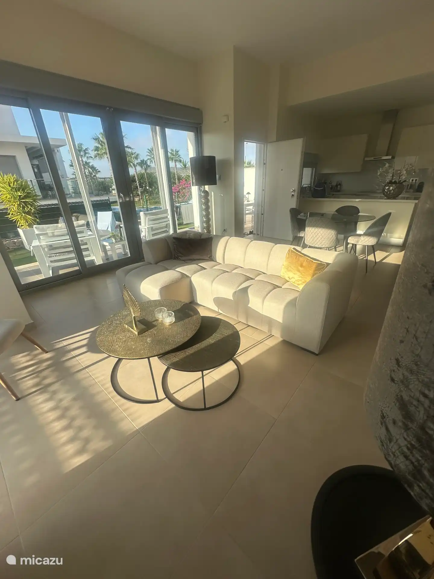 Sala de estar con sofá de esquina y sillón 
Televisor inteligente 