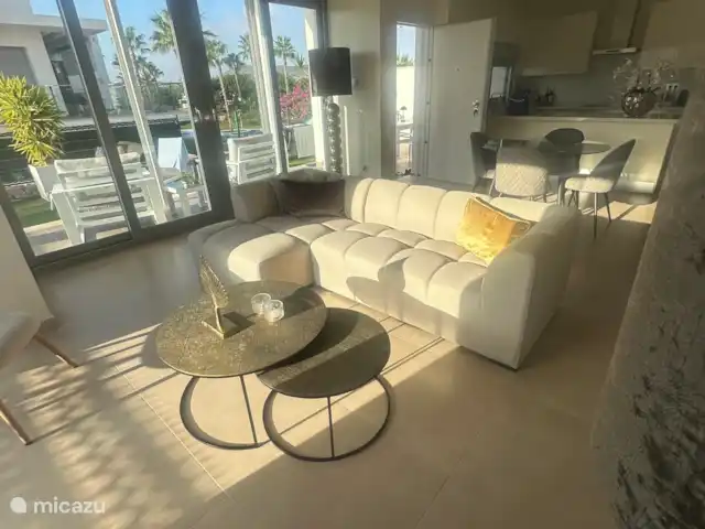 Casa d' Oro Vistabella Golf huren in Spanje, Costa Blanca, Orihuela - appartement Zithoek met hoekbank en lounge stoel 
Smart tv
