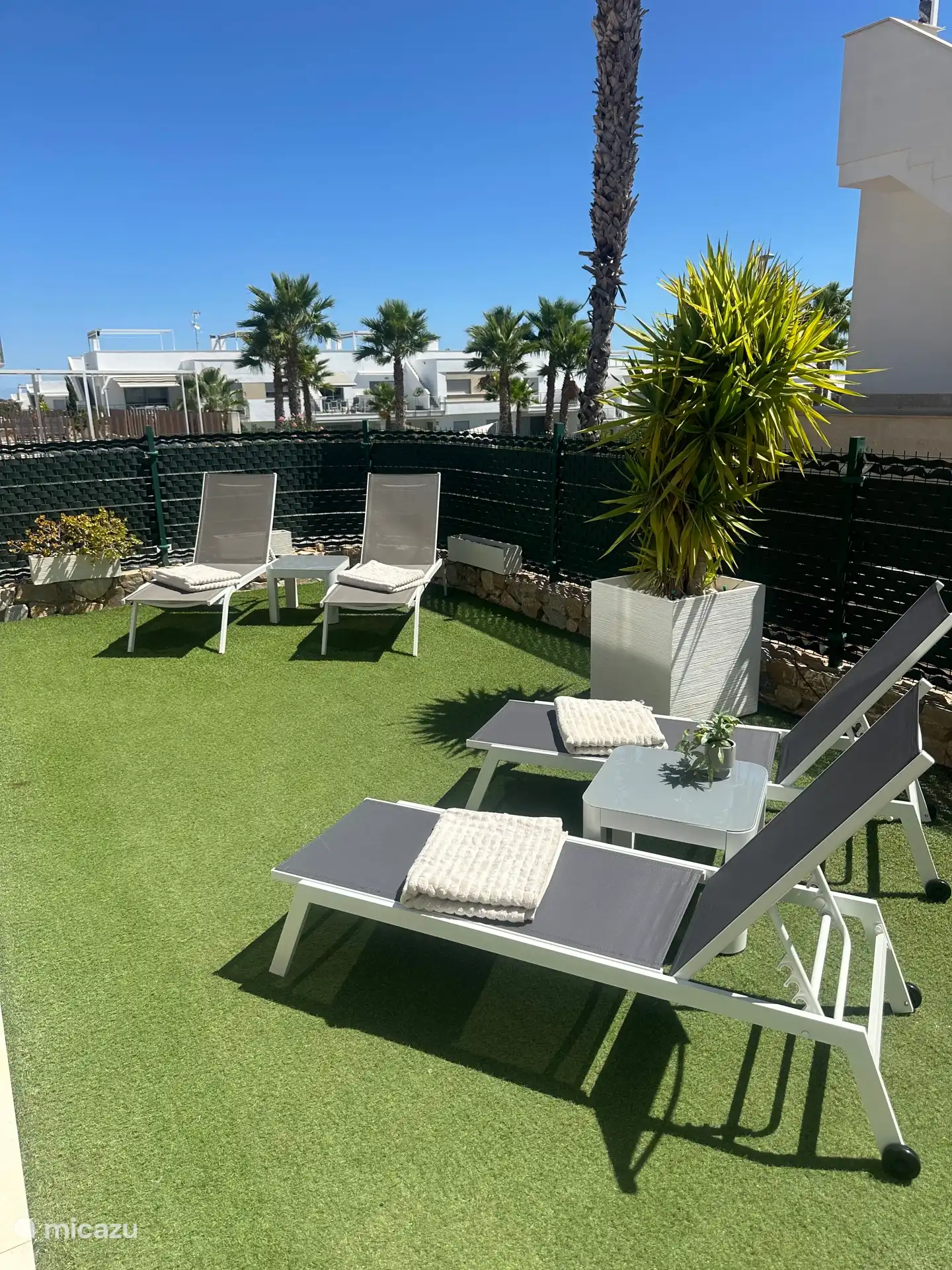 Jardín orientado al sur con hermosas tumbonas 