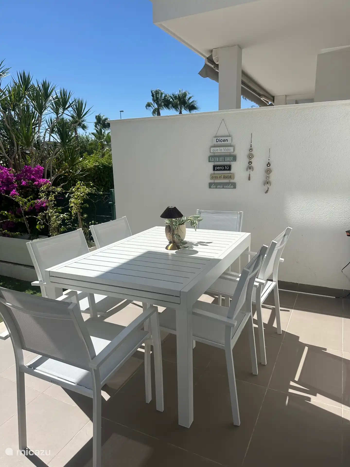 Zona de comedor exterior con 6 sillas y mesa extensible a 2,70