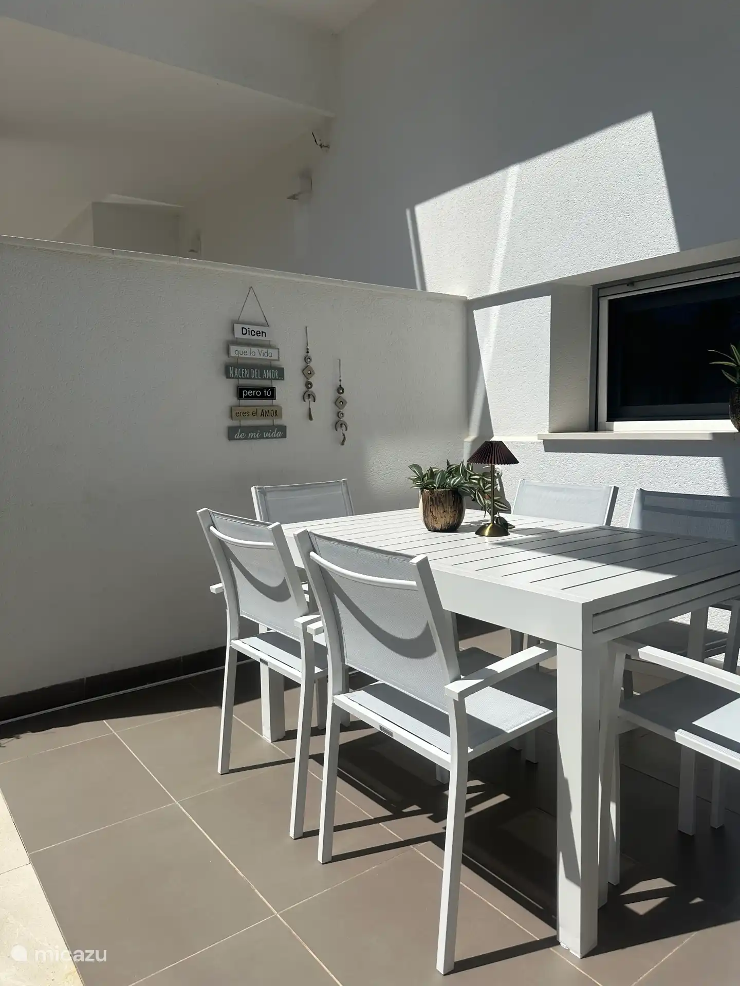 Zona de comedor exterior con 6 sillas y mesa extensible a 2,70
