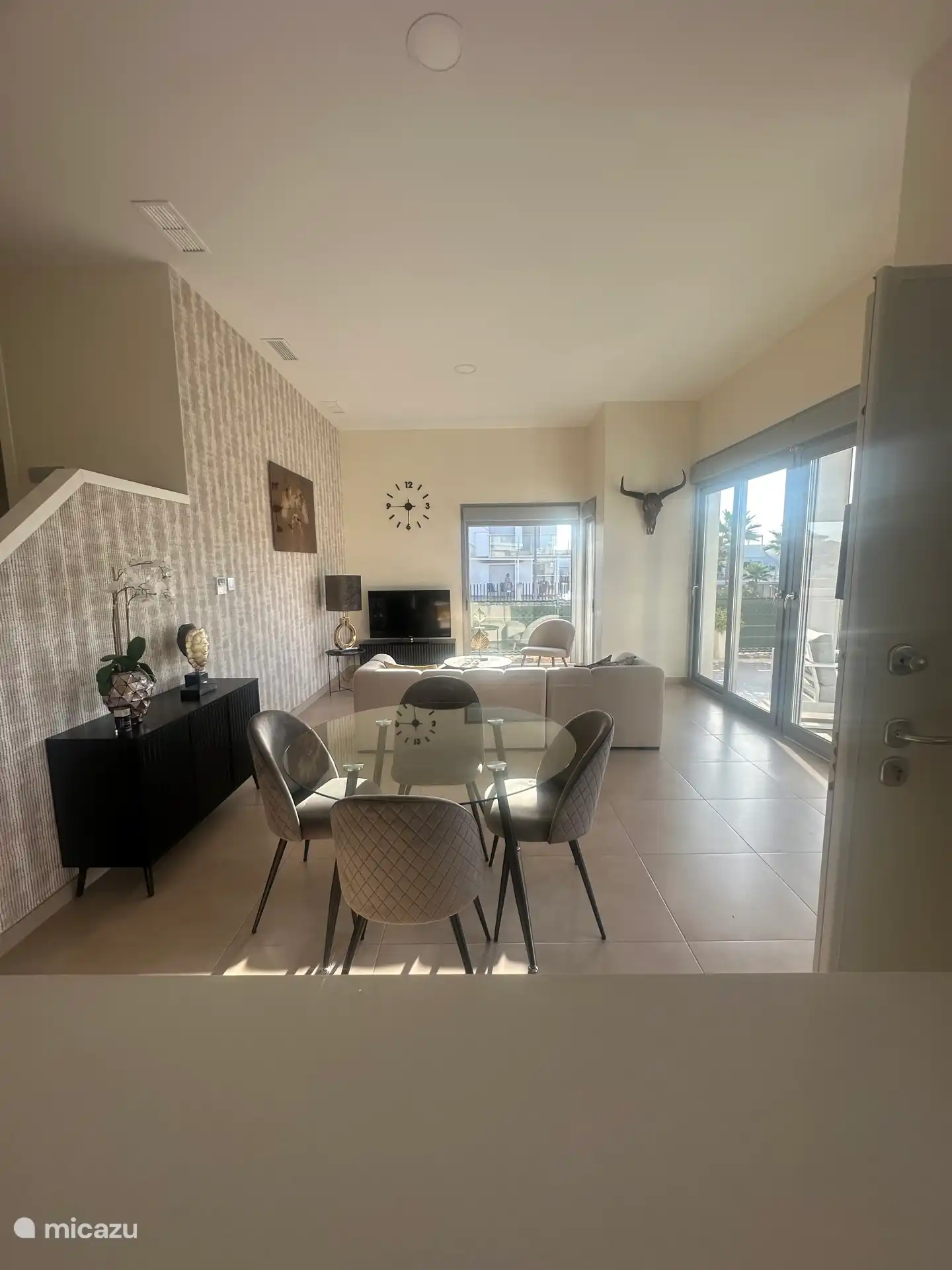 Sala de estar y comedor lujosamente amueblados 