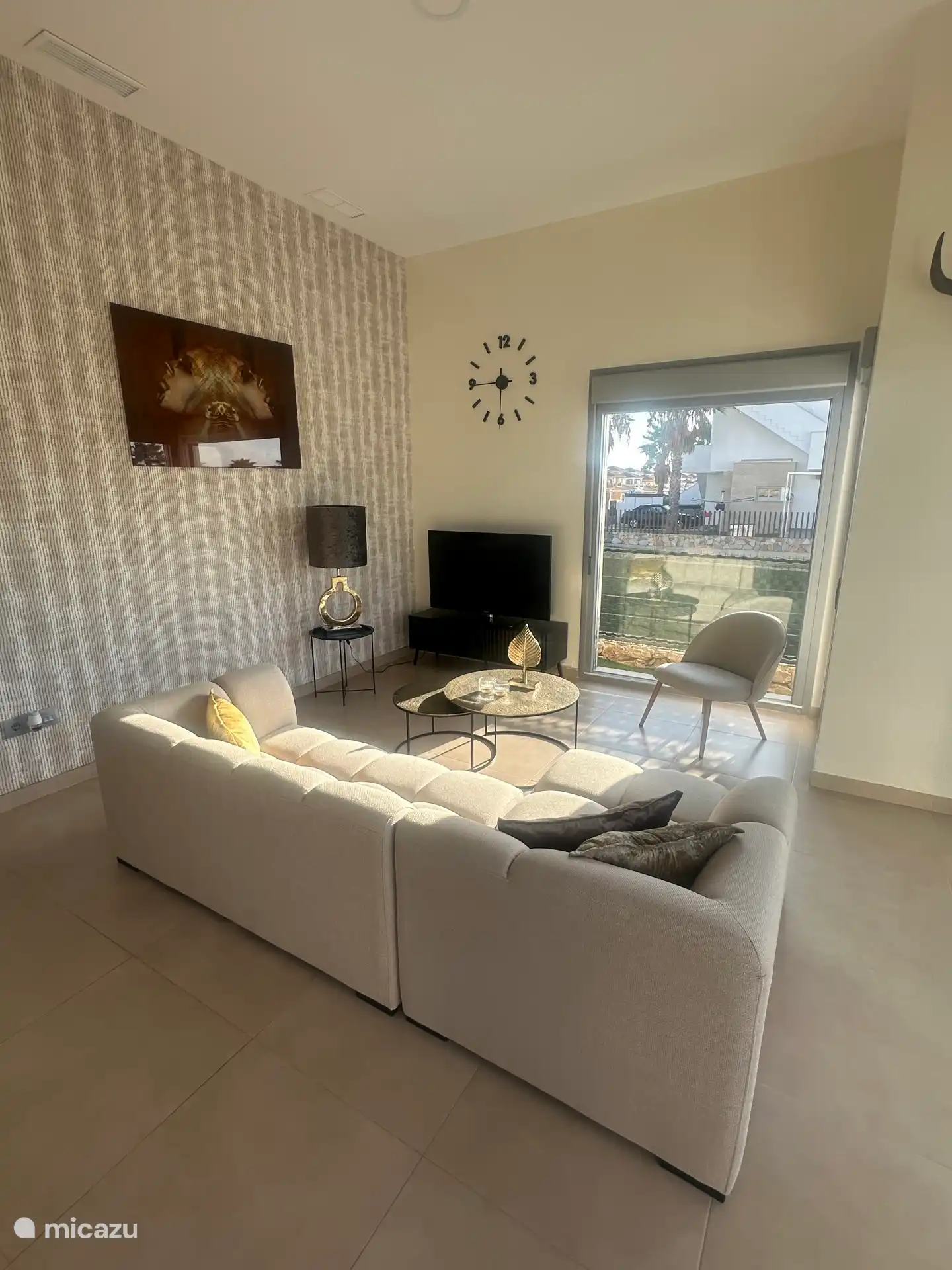 Sala de estar con sofá de esquina y sillón 
Televisor inteligente 