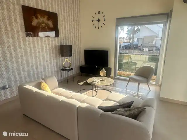 Casa d' Oro Vistabella Golf huren in Spanje, Costa Blanca, Orihuela - appartement Zithoek met hoekbank en lounge stoel 
Smart tv