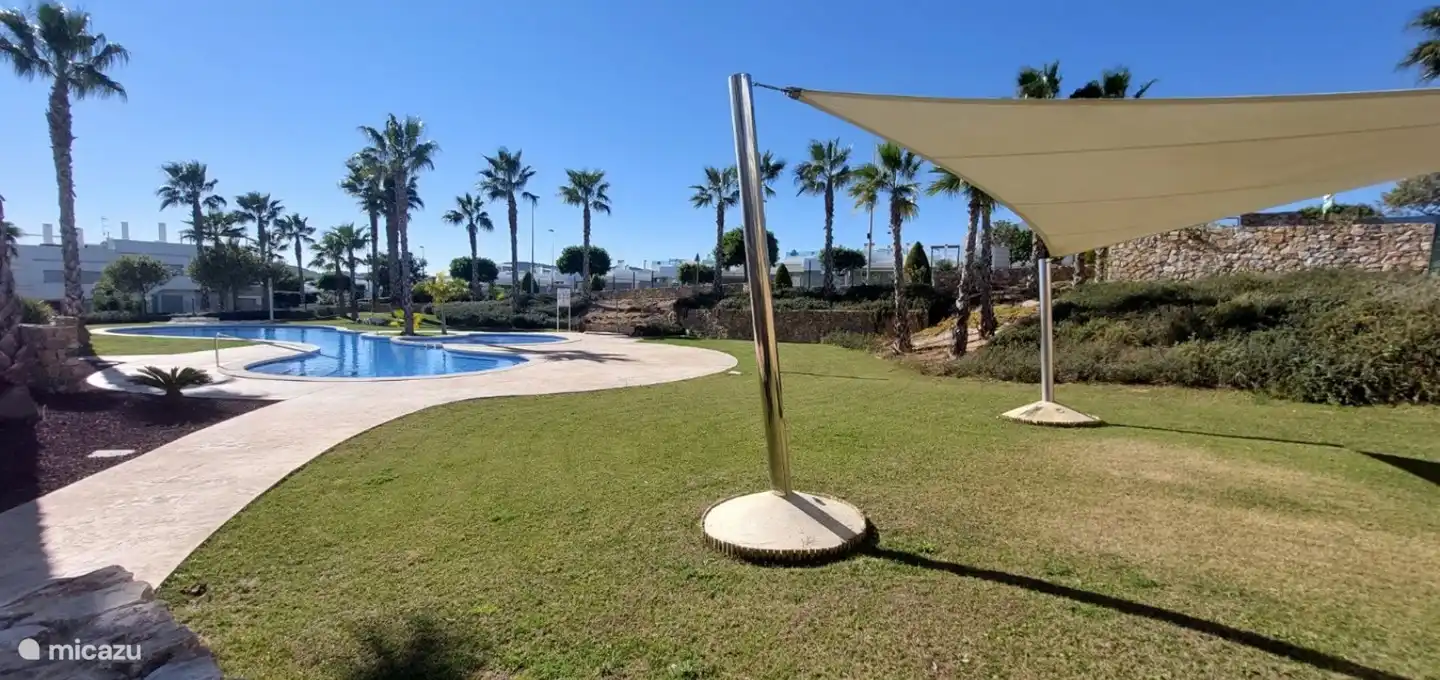 Piscina y hermoso jardín