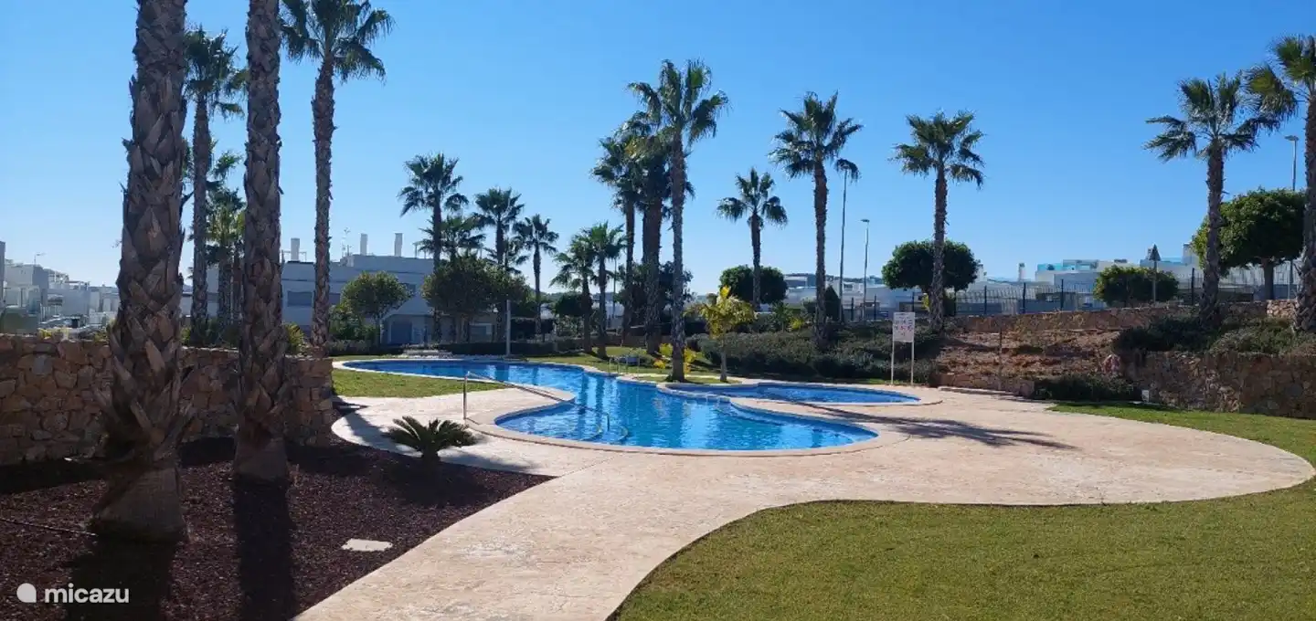 Piscina y hermoso jardín