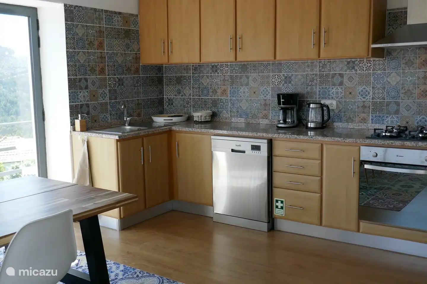 Küche mit Gasherd, Backofen, Mikrowelle und Geschirrspüler