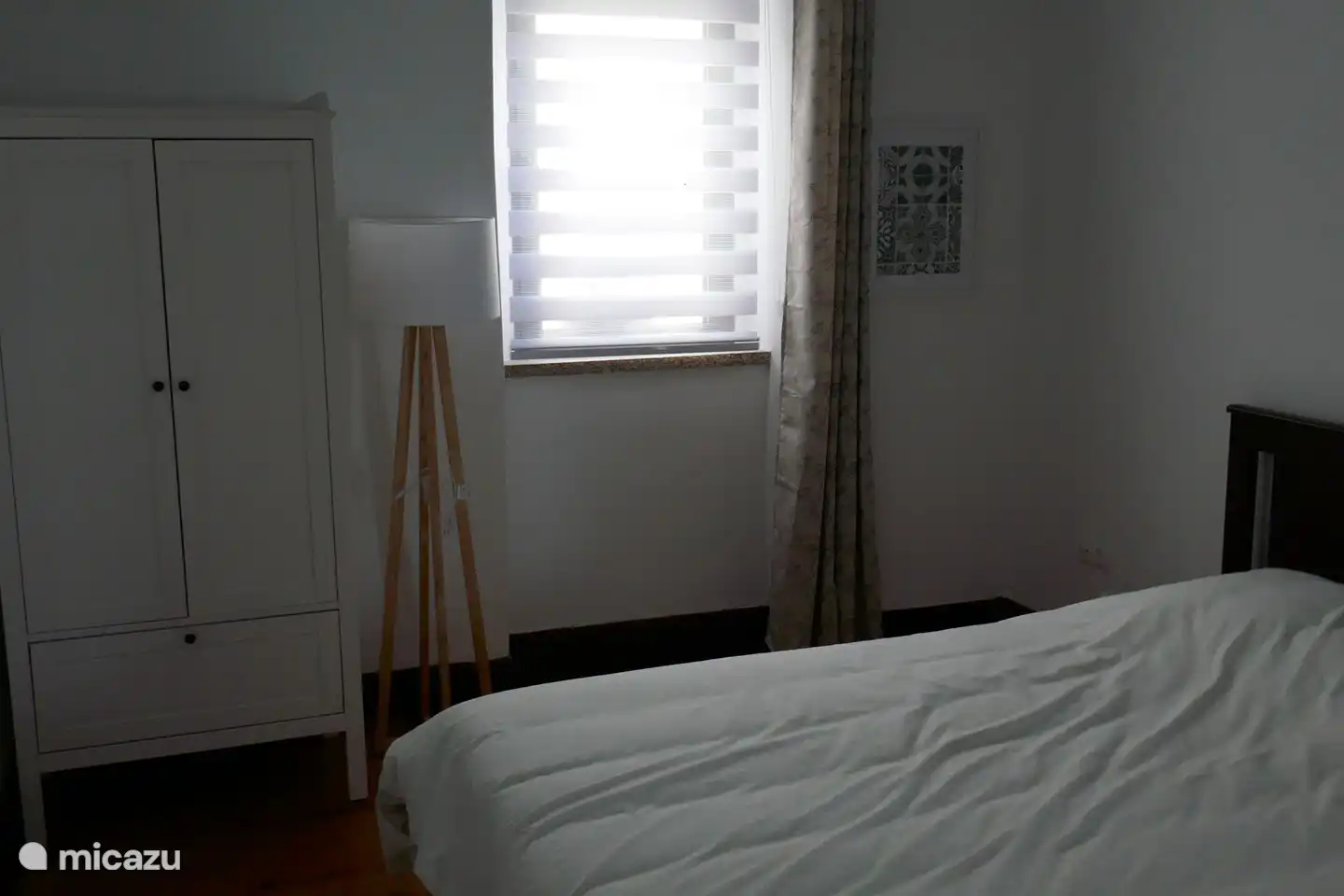 Schlafzimmer mit Doppelbett und Badezimmer en suite