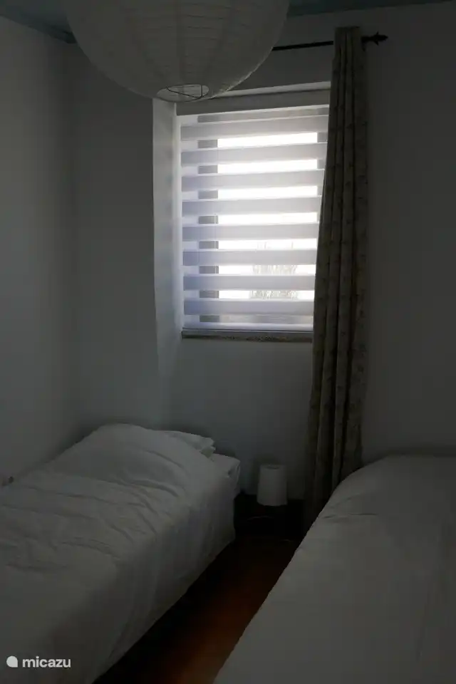 Schlafzimmer mit zwei Einzelbetten