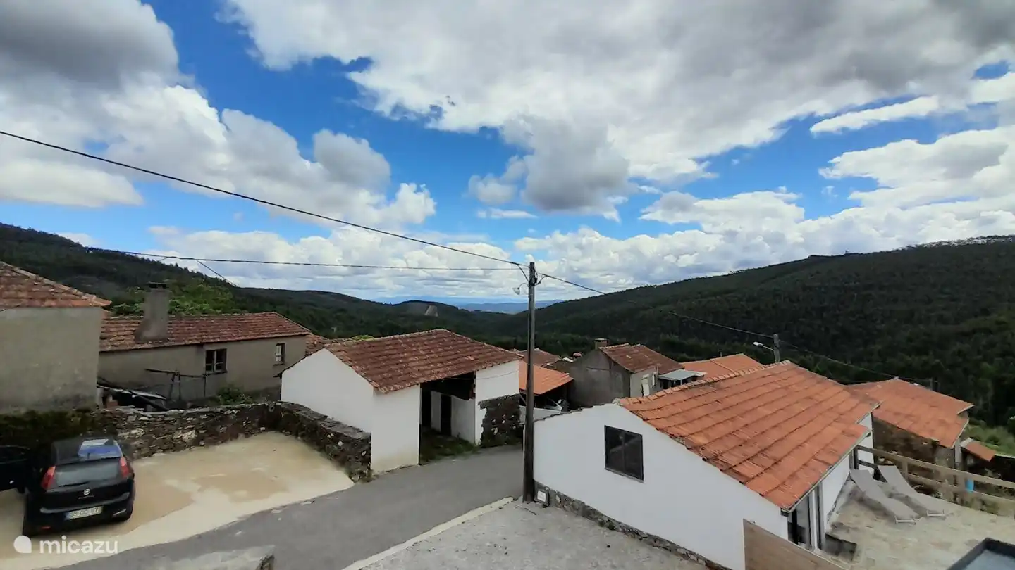 Blick auf die 50 Kilometer entfernte Serra de Lousã