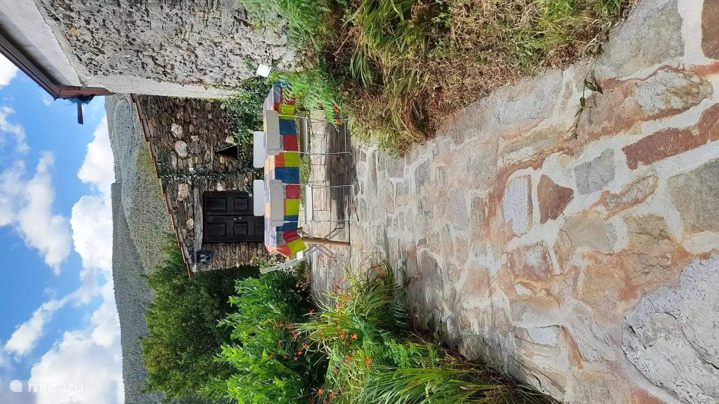 Esstisch auf der Terrasse draußen